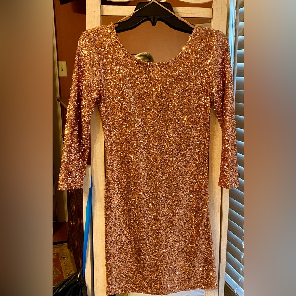 Alythea  fully sequined 3/4 sleeve length mini dress. size Small. NWT